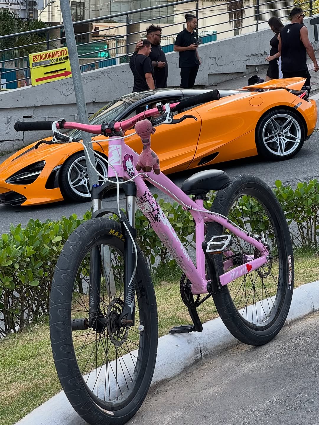 Photo shared by Gusta on October 08, 2025 tagging @renatogarciayt. May be an image of 5 people, bicycle, wheel, scooter and text that says 'ESTACIONAMENTO COИBAK4E RODK WFORM お ቅ'.