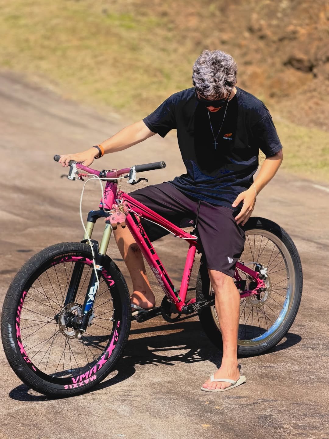 Photo by Gustavo Borges on January 30, 2026. May be an image of bicycle, outdoors and text that says 'シ ትና S,YMiAX W W 4 SIXX'.