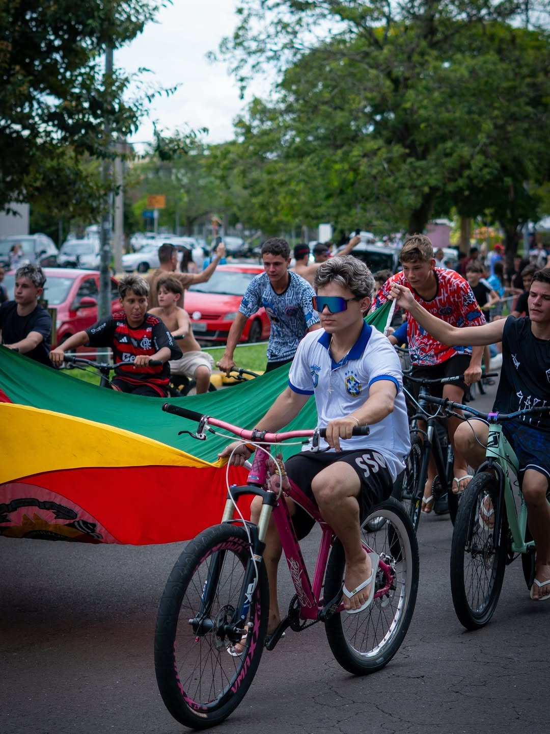 Photo shared by Gustavo Borges on February 15, 2026 tagging @rafaelborgeskt. May be an image of bicycle, scooter, crowd and text.