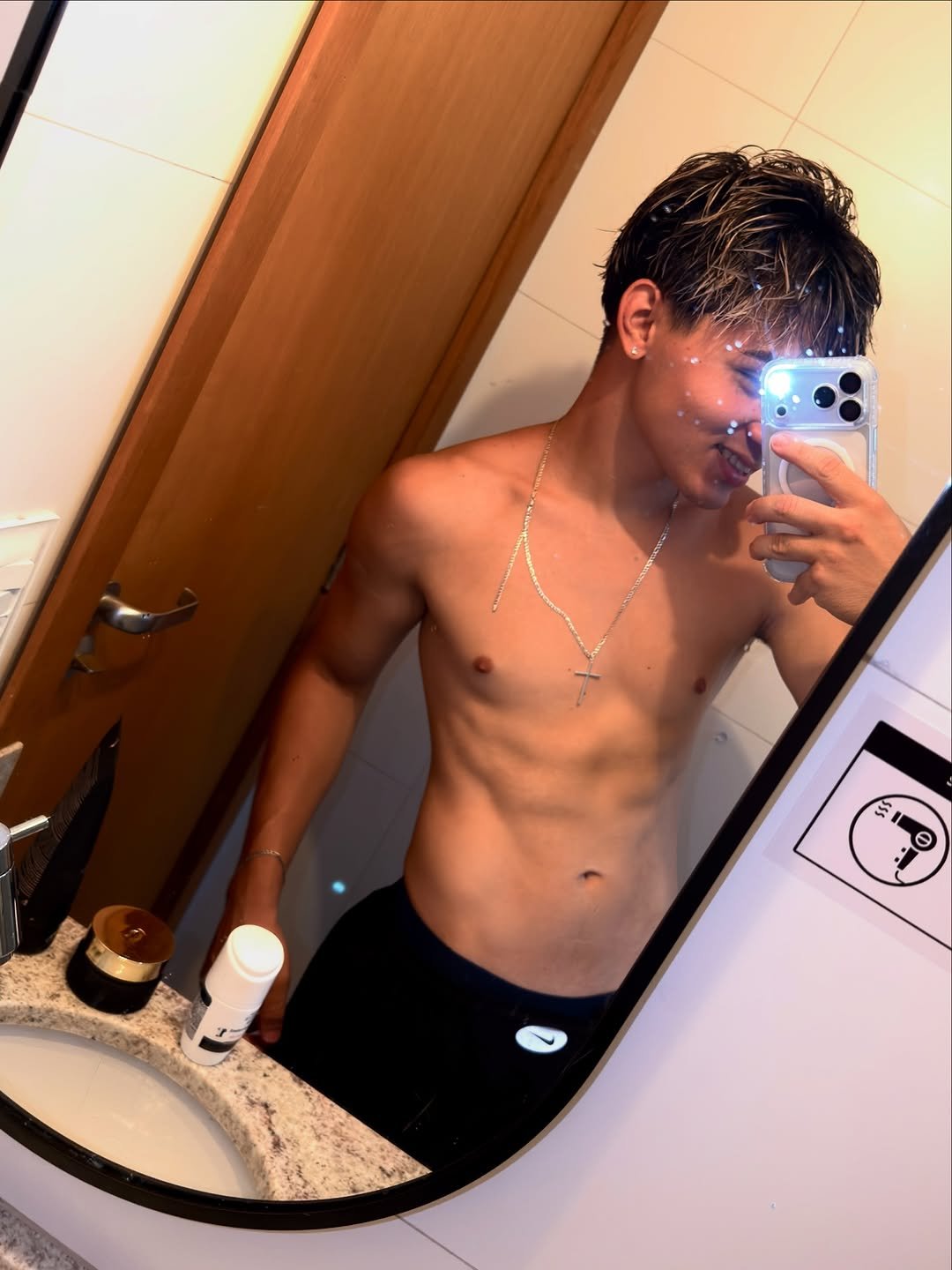 Photo by Gusta on December 01, 2025. May be a selfie of one or more people, hair, biceps, mirror and text.