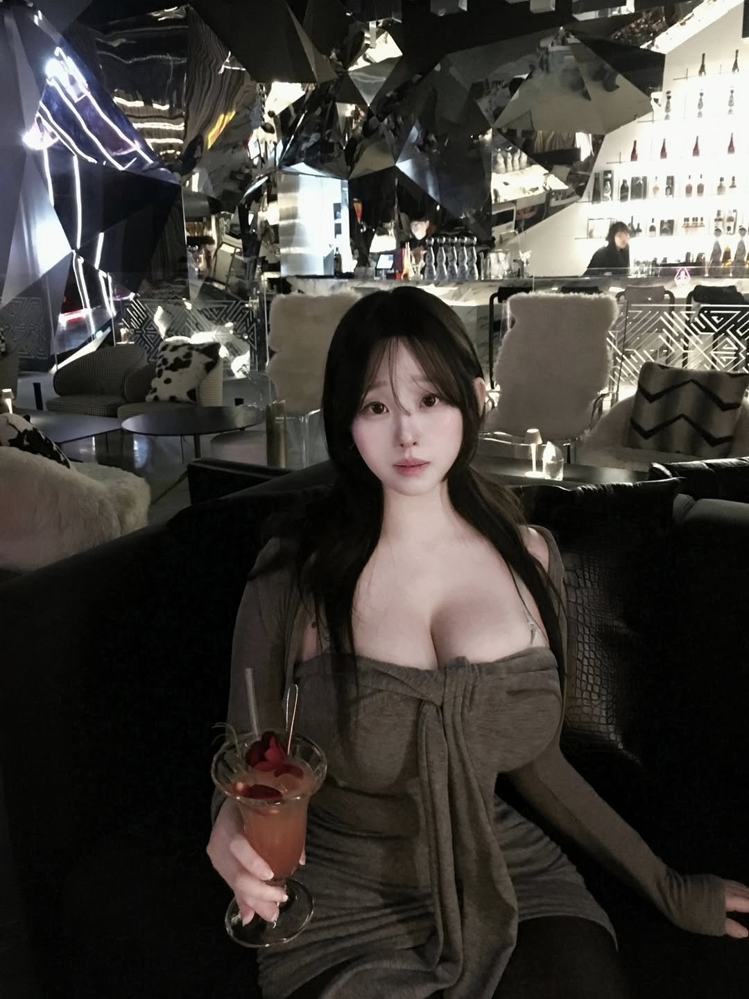 Photo shared by 현서 on March 22, 2026 tagging @burnsexybum, @burnsexyjun, and @belair_cheongdam. May be an image of one or more people, hair, alcohol, bra and text.