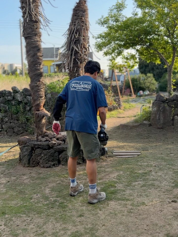 gwakjisaedaek 게시물 이미지: “거 시멘트 부어불라게”

지나가시던 동네 할아버지께서
잔디관리 어떵하냐고 시멘트...