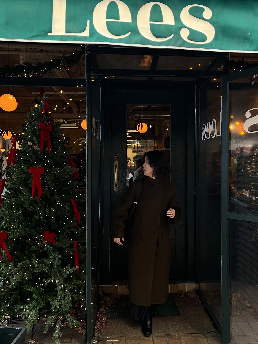 Photo shared by 패션마케터 가영 Kay Lee on December 12, 2025 tagging @blank03_official. May be an image of standing, overcoat, duffle coat and text.