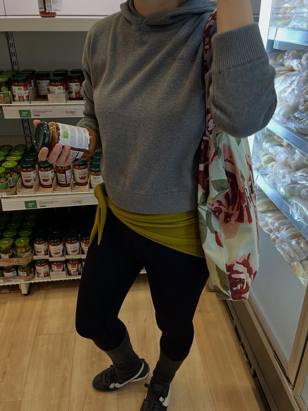 Photo shared by 패션마케터 가영 Kay Lee on December 27, 2025 tagging @ncssry_official, @muarmus, and @maggie____official. May be an image of sweatpants, sling, headscarf, sweatshirt and text.