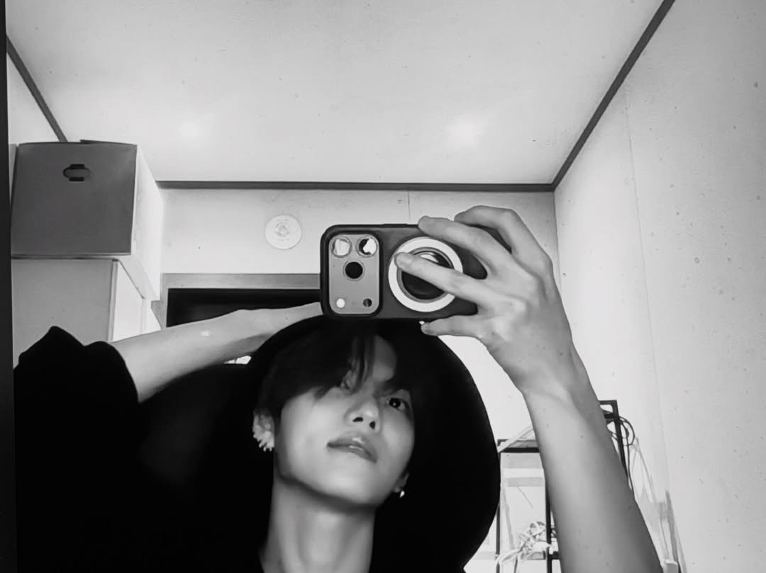 Photo by 조계현 on March 20, 2026. May be a black-and-white image of phone, top, mirror and text.