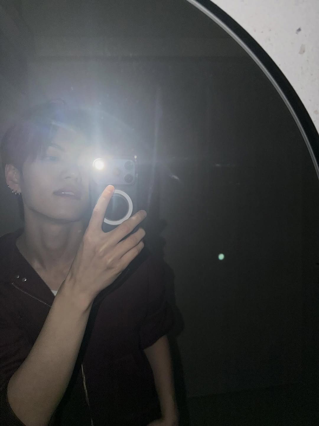 Photo by 조계현 on February 20, 2026. May be a selfie of phone, mirror and text.