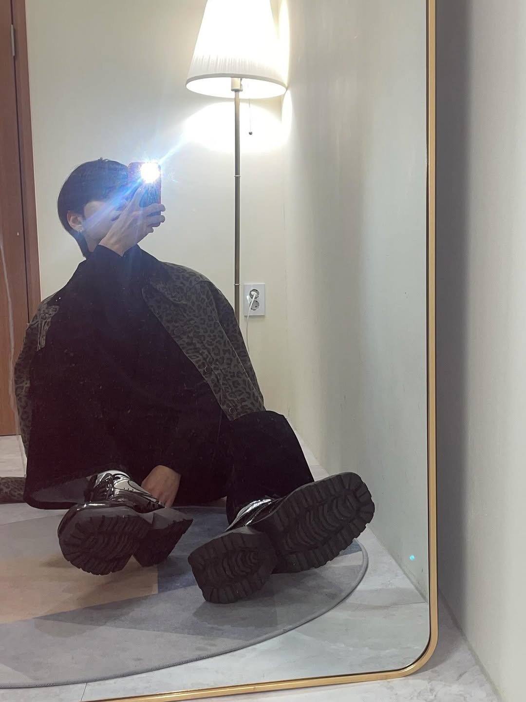 Photo by 조계현 on January 15, 2026. May be an image of sweatpants, mirror, turtleneck and boots.
