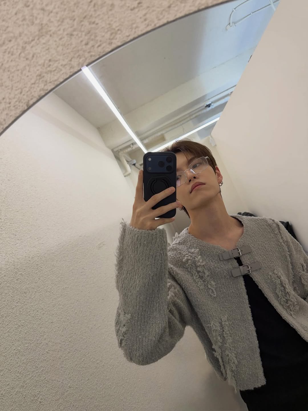 Photo by 조계현 on January 29, 2026. May be a selfie of one or more people, hair, duffle coat, mirror, turtleneck and text.