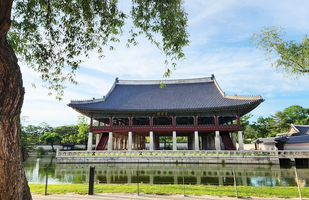 gyeongbokgung_palace_official 게시물 이미지: <🌿경복궁 경회루의 초록빛 여름🍃>

버들 잎새 흔들리는 소리.
잔잔한 물결 위...