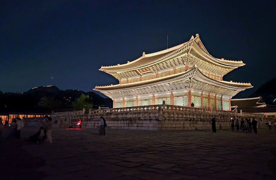 gyeongbokgung_palace_official 게시물 이미지: <🌜봄밤의 경복궁🌟〉

조명빛 머금은
경복궁의 밤.

별빛, 달빛 따라 걷는
고궁의...