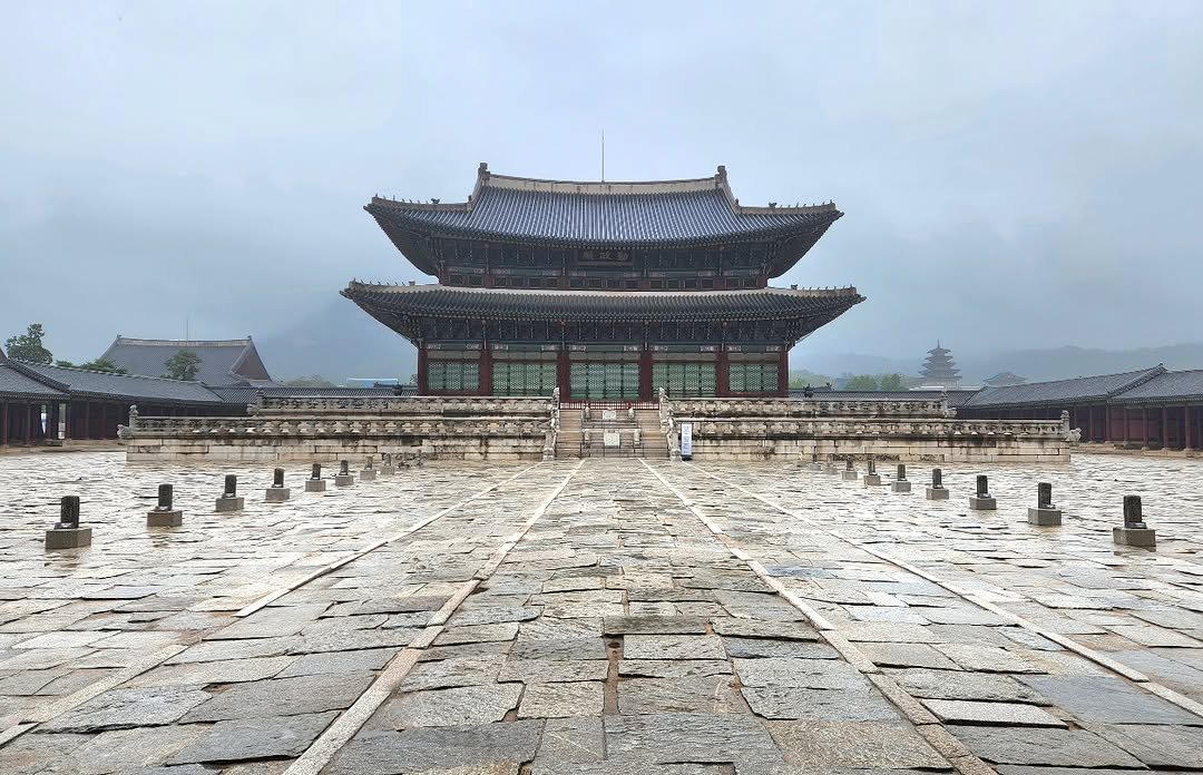 gyeongbokgung_palace_official 게시물 이미지: <빗방울 맺힌 경복궁 근정전☔️>

비바람에 실려오는 흙내음.
근정전을 감싸 안은...