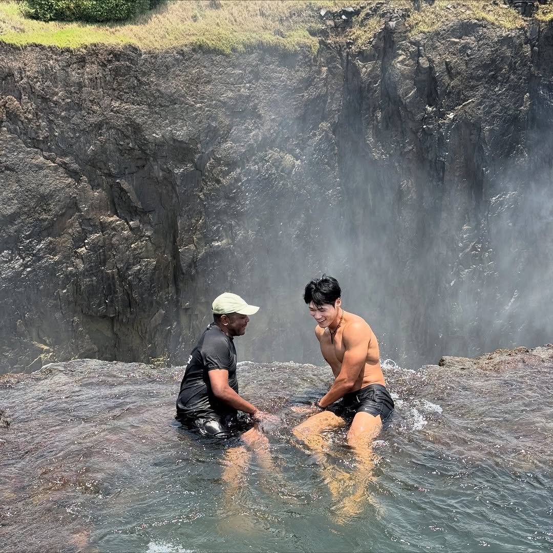 Photo by 이동규 on November 22, 2025. May be an image of one or more people, Havasu Falls and text.