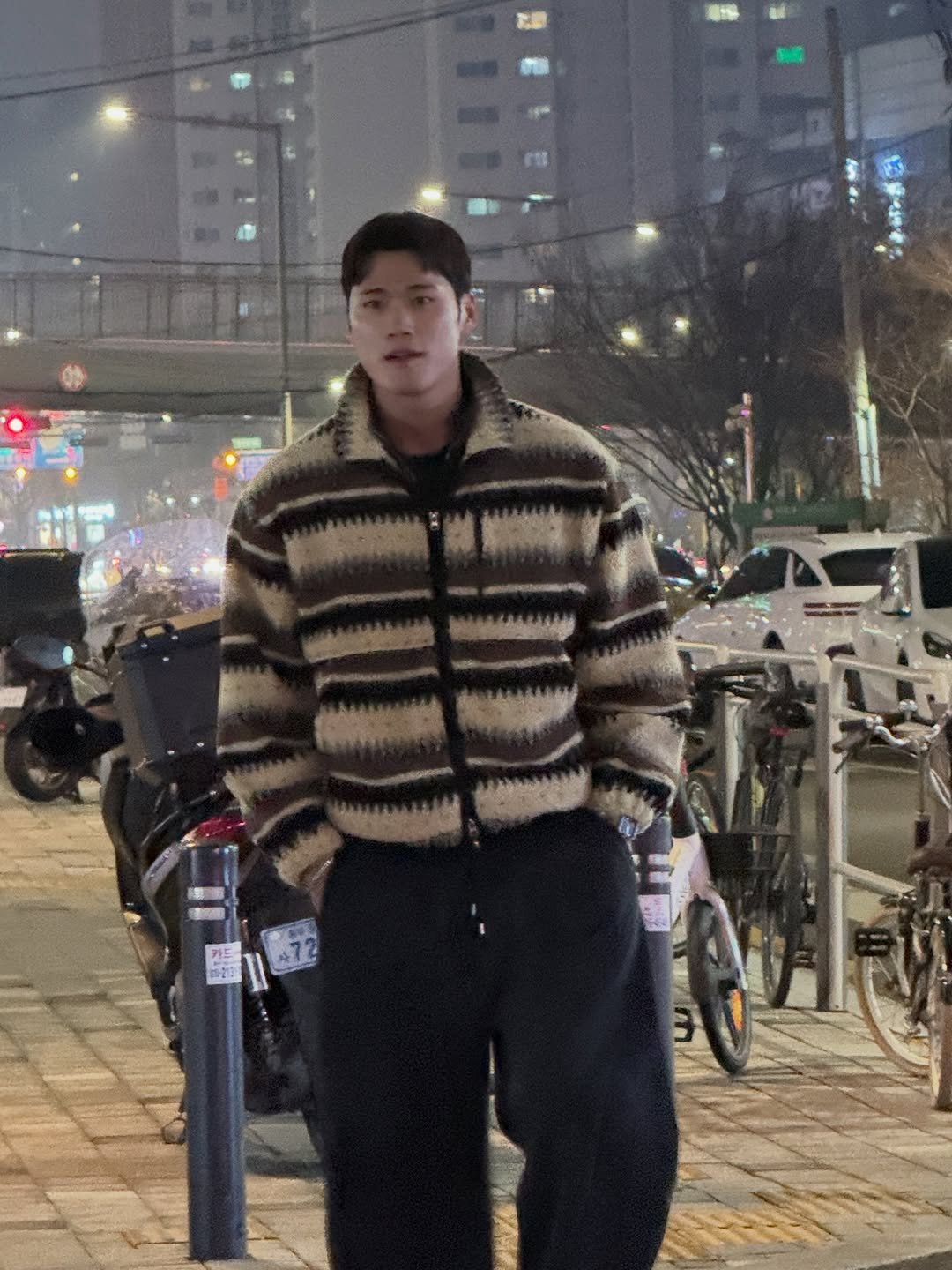 Photo by 이동규 on January 17, 2026. May be an image of one or more people, duffle coat, parka, street and text.