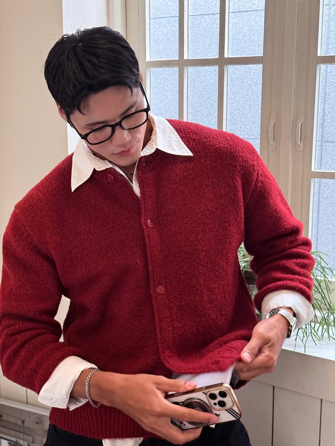 Photo by 이동규 on February 22, 2026. May be an image of duffle coat, phone, turtleneck, cardigan, sweater, fleece and text.