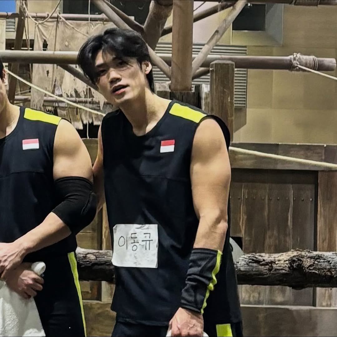 Photo by 이동규 on November 18, 2025. May be an image of one or more people, bangs, biceps, top and text.