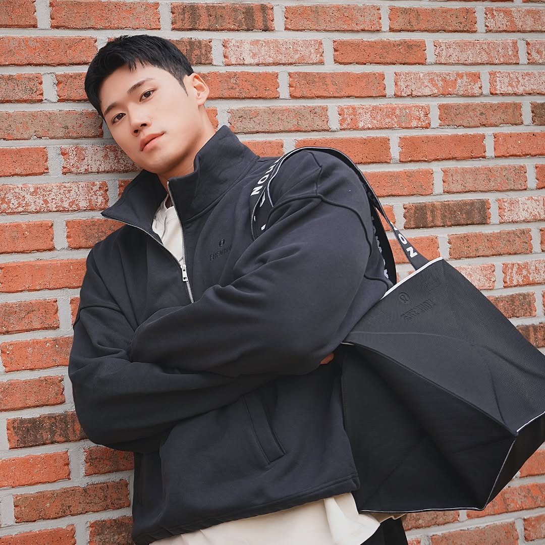 Photo shared by 이동규 on December 09, 2025 tagging @erewhon, and @lululemonkr. May be an image of duffle coat, tool bag, turtleneck and text.