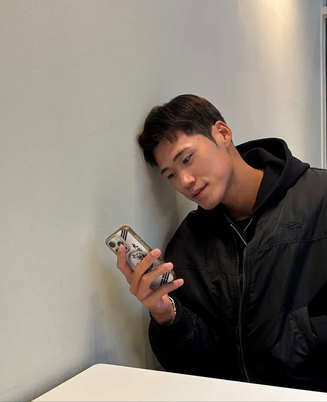 Photo by 이동규 on November 26, 2025. May be a selfie of one or more people, hair, phone, cornflower and text.