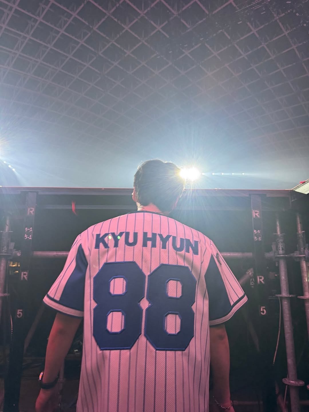 Photo by CHO KyuHyun on November 16, 2025. May be an image of baseball, top, concert, stadium and text that says 'R 5-1 5-1 υΗΗΝ UN 88 R'.