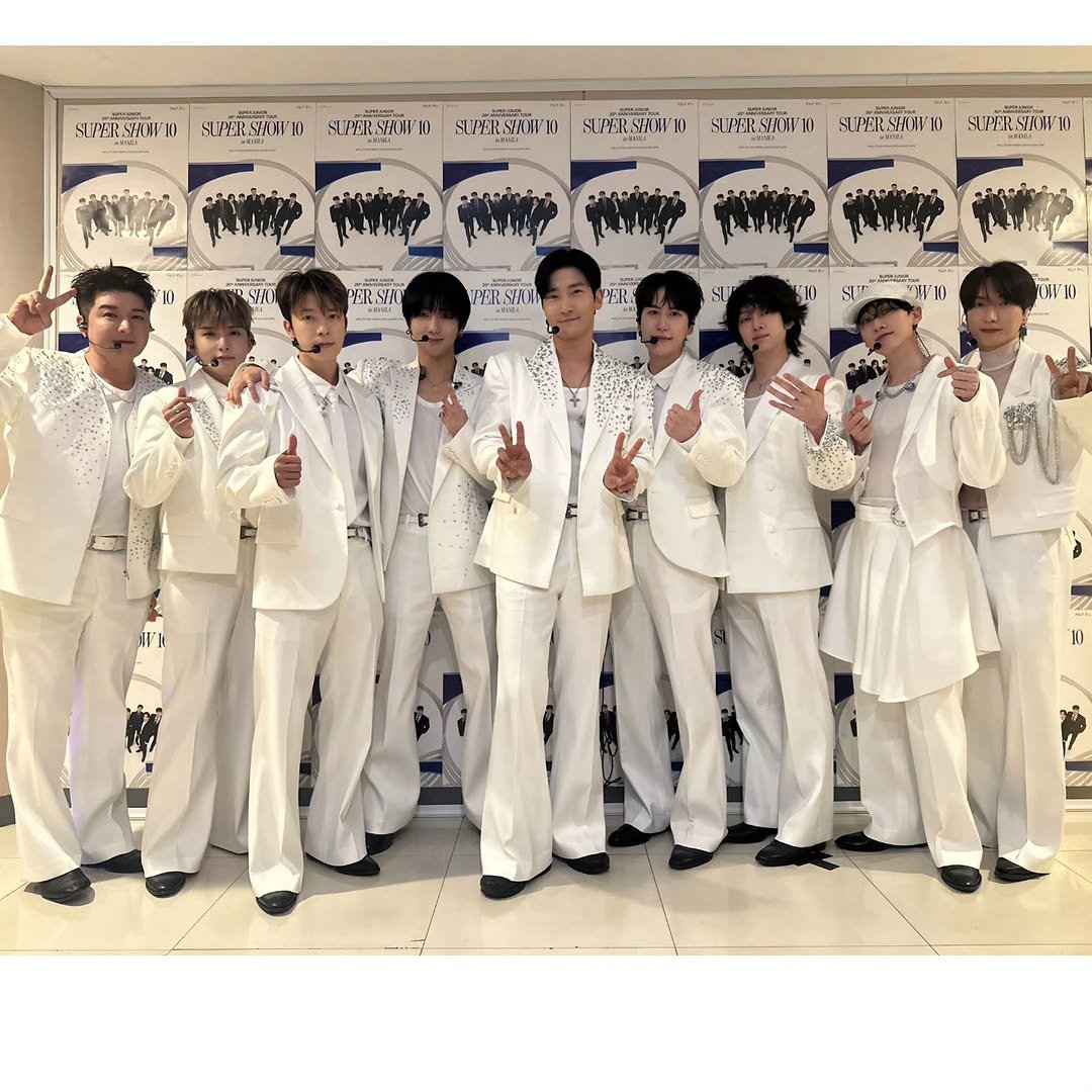 Photo by CHO KyuHyun on October 06, 2025. May be an image of 9 people, bangs and text.