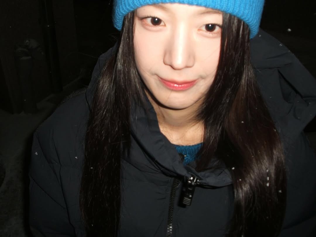 Photo by 장규리 on January 12, 2026. May be an image of one or more people, hair, goosedown coat, hat, duffle coat, parka and text.