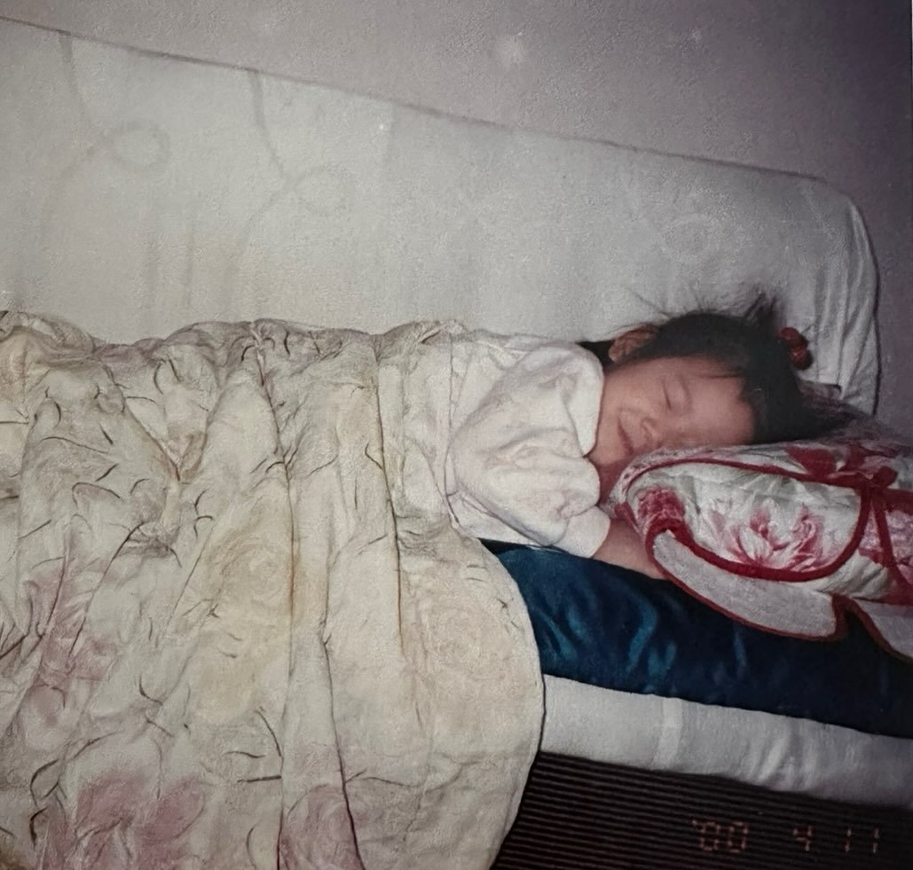 Photo by 장규리 on July 30, 2025. May be an image of baby, sleeping, mattress, blanket, bed, beanbag chair, baby bed, bedroom and text.