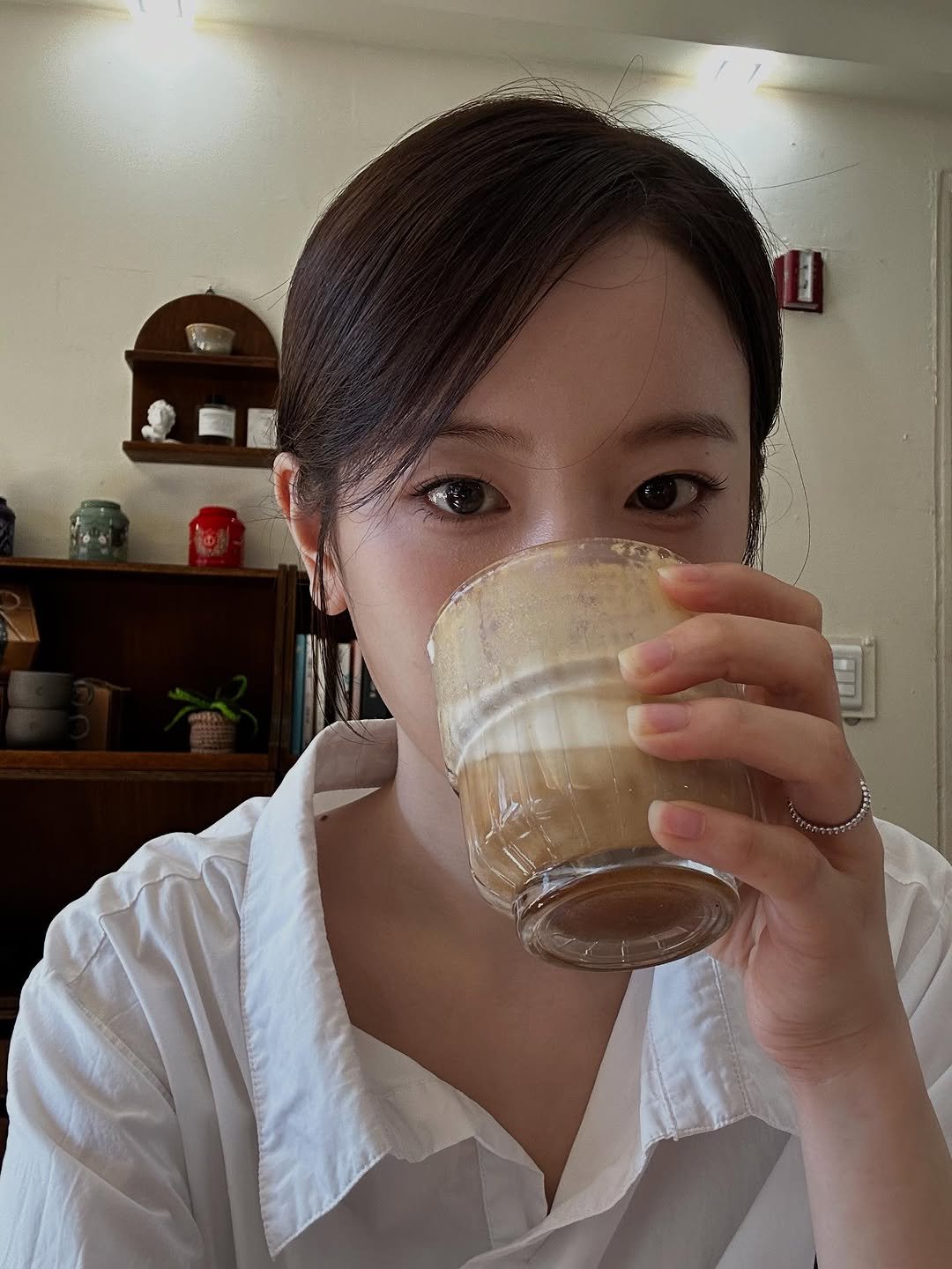 Photo by 장규리 on October 07, 2025. May be an image of 1 person, coffee cup, coffee, cappuccino, cornflower and text.