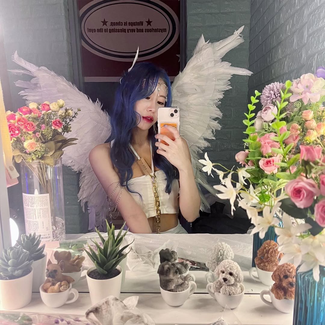 Photo shared by 흿 on October 28, 2022 tagging @jennyhousepr, and @s_u_jeong_.