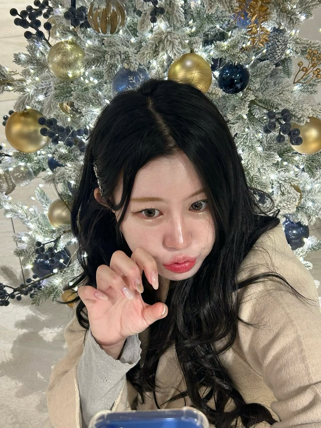 Photo shared by 흿 on November 23, 2025 tagging @murr__nail. May be a selfie of one or more people, hair, christmas tree, phone and tinsel.