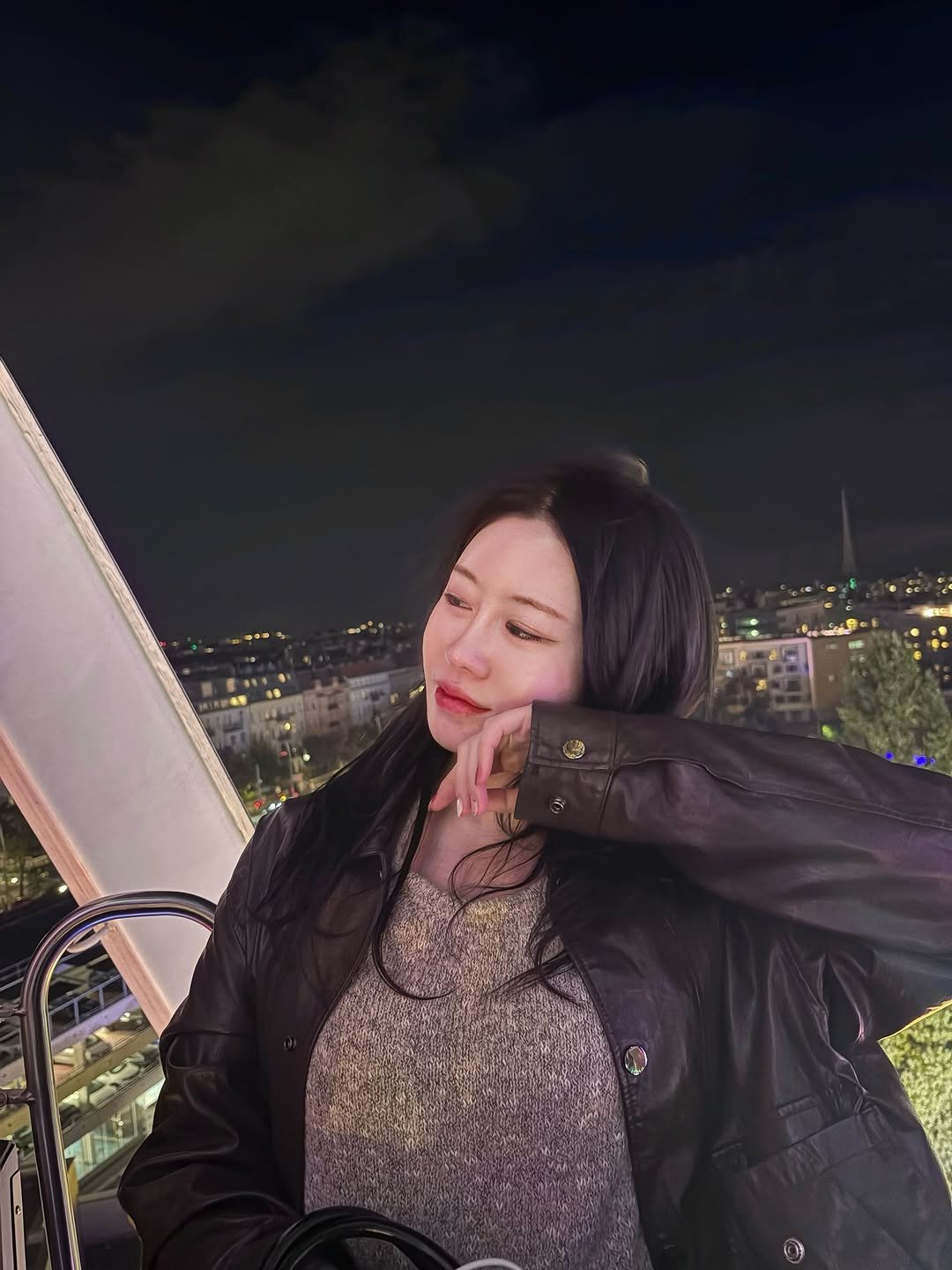 Photo shared by 흿 on October 31, 2025 tagging @moa__mood, and @zensai_kr.