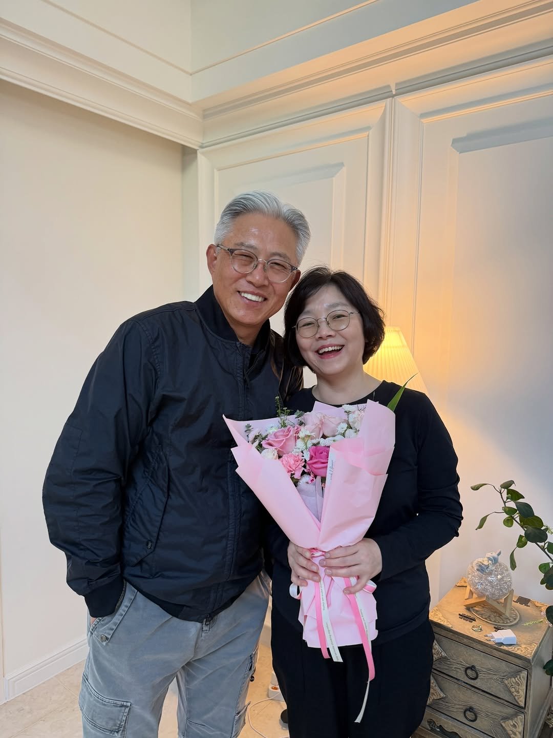 Photo by 홀리 on March 22, 2026. May be an image of rose and text.