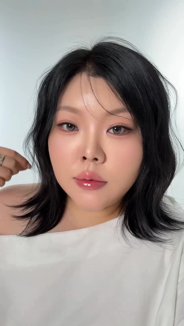 h.olys 게시물 이미지: 26년 프로필이 좀 늦었찌만
언제나 @linnnn.kr 공주와 함께🤍
💇🏻‍♀️ @ilsong_s