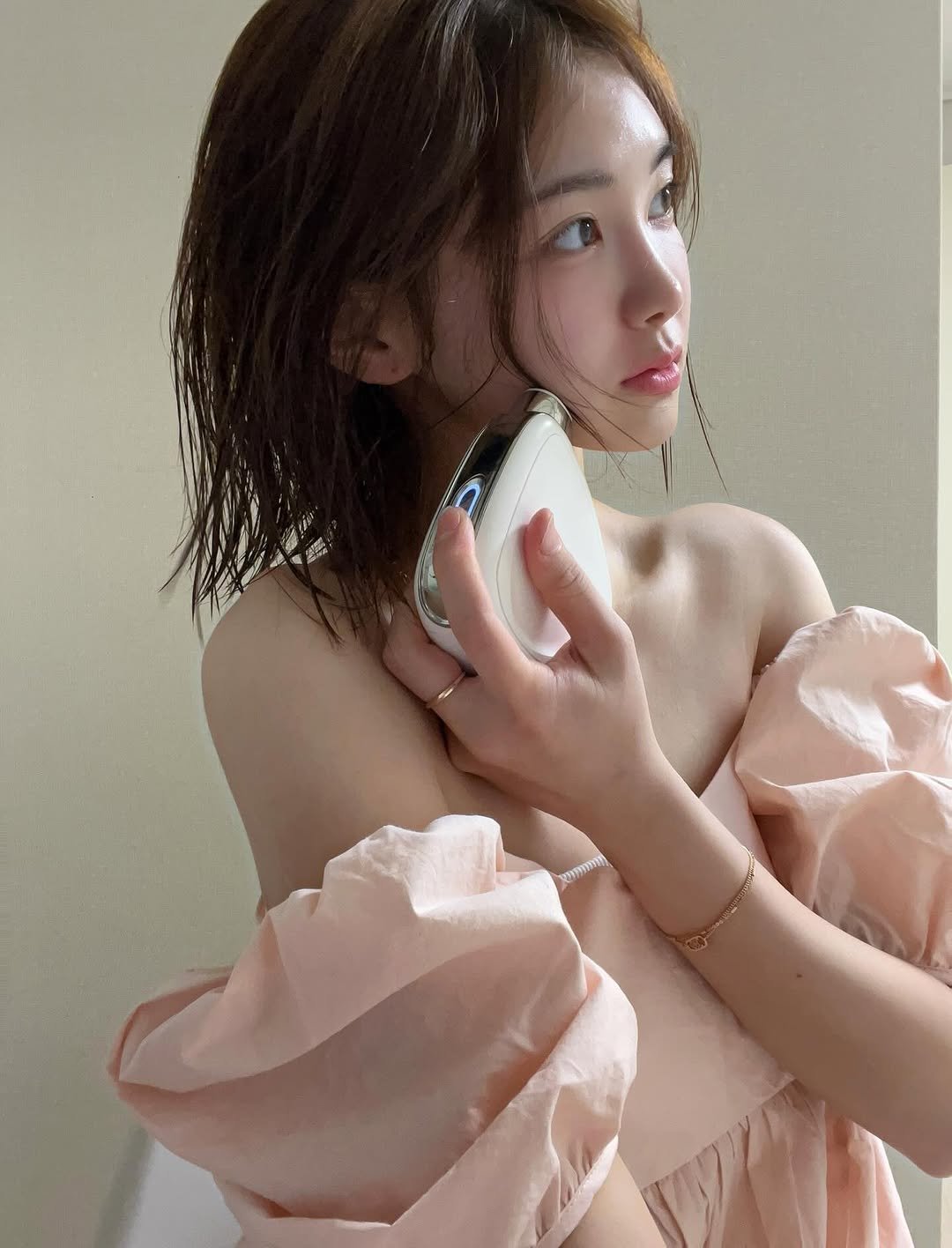 Photo by 혀녕이의 이모저모 on December 22, 2025. May be an image of one or more people, hair, slip and text.