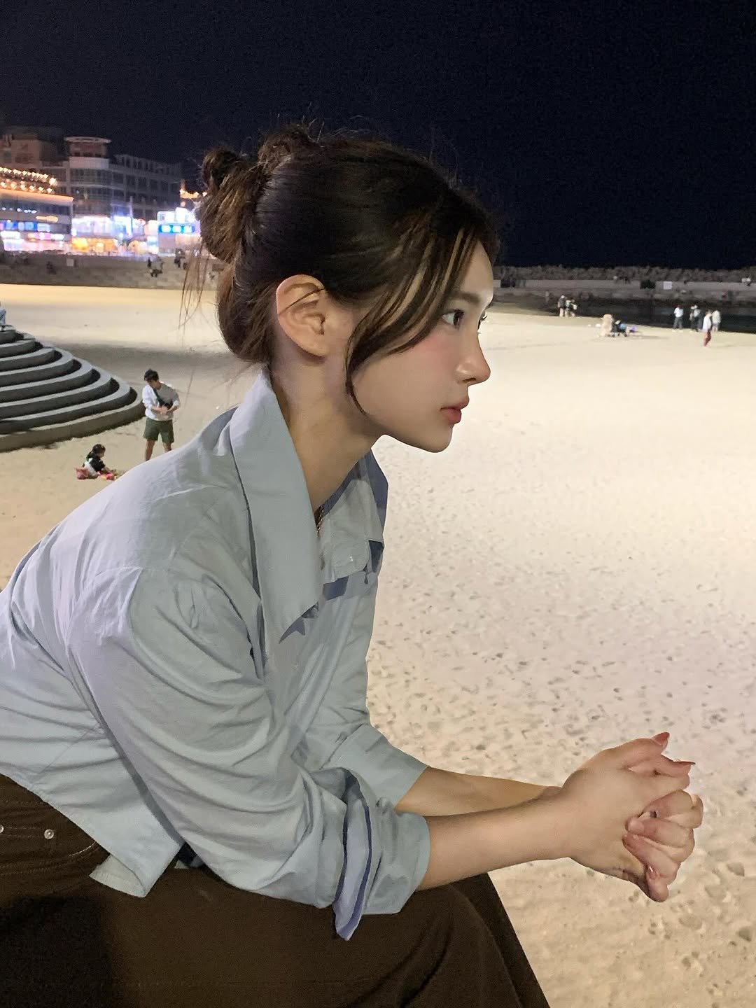 Photo by 혀녕이의 이모저모 on September 27, 2025. May be an image of 2 people, hair, beach, night and text.