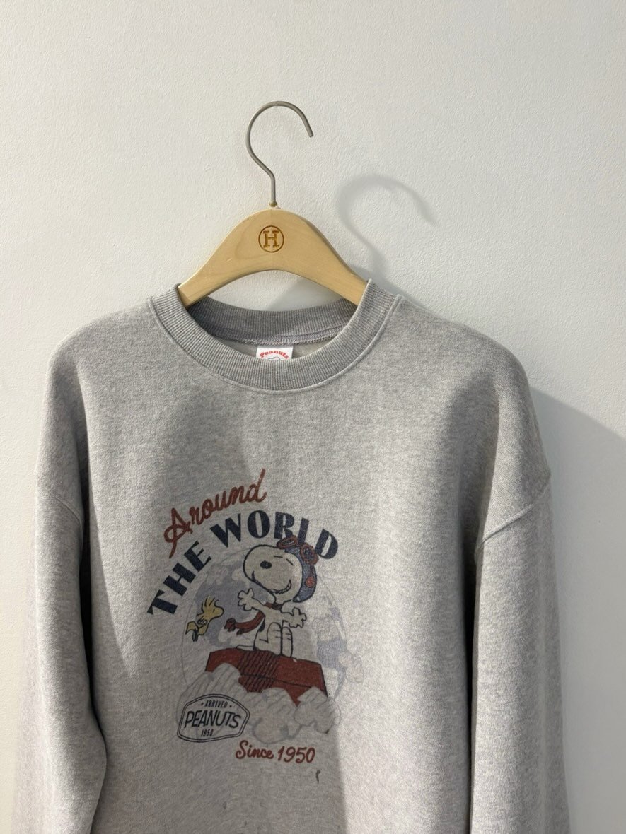 Photo by 에이치에뜨레 김해점 on December 24, 2025. May be an image of sweater, fleece, sweatshirt and text that says 'round nd WOBLD Since1950 1950'.