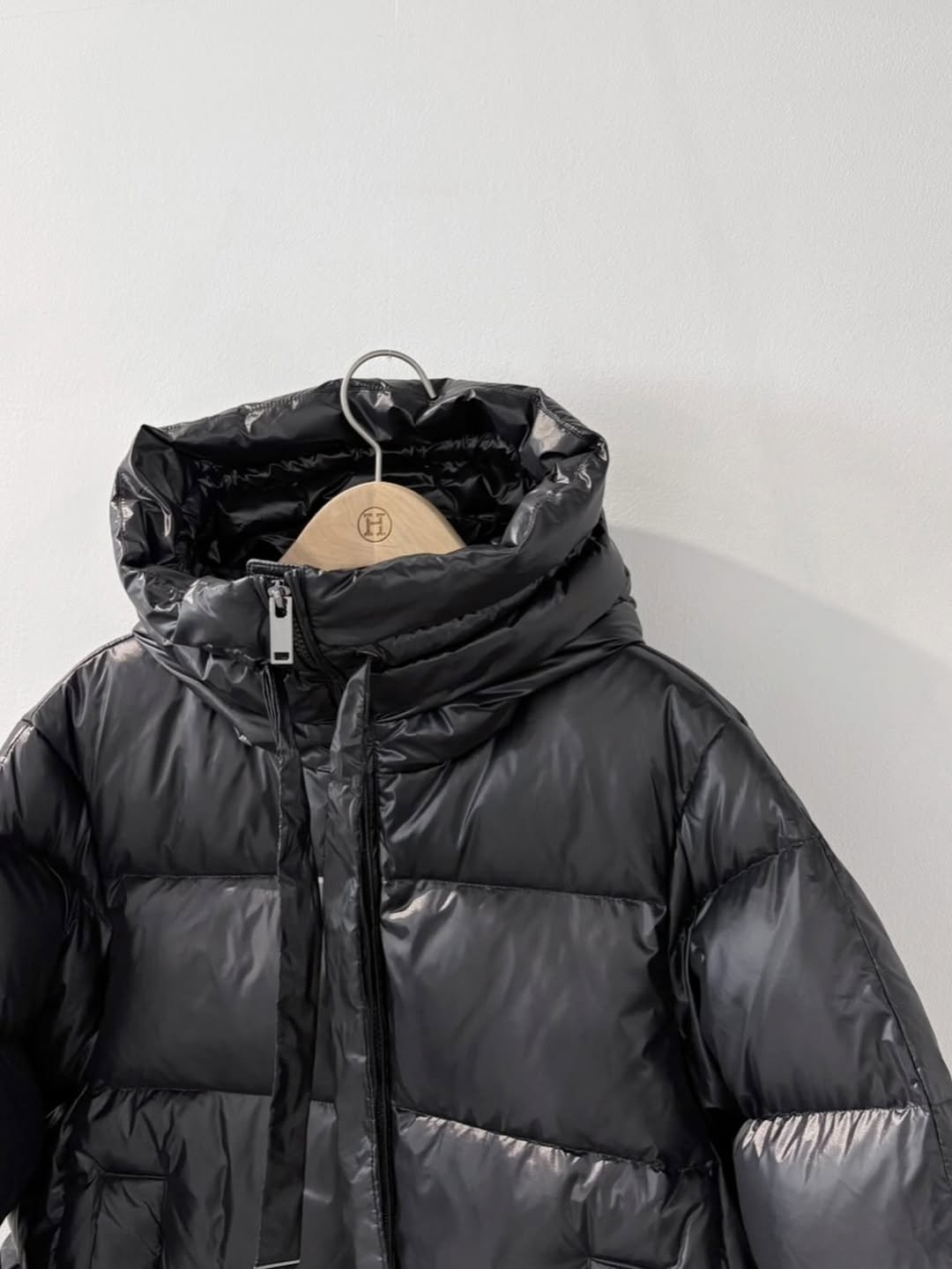 Photo by 에이치에뜨레 김해점 on November 13, 2025. May be an image of goosedown coat, sable coat, jacket, parka and text.