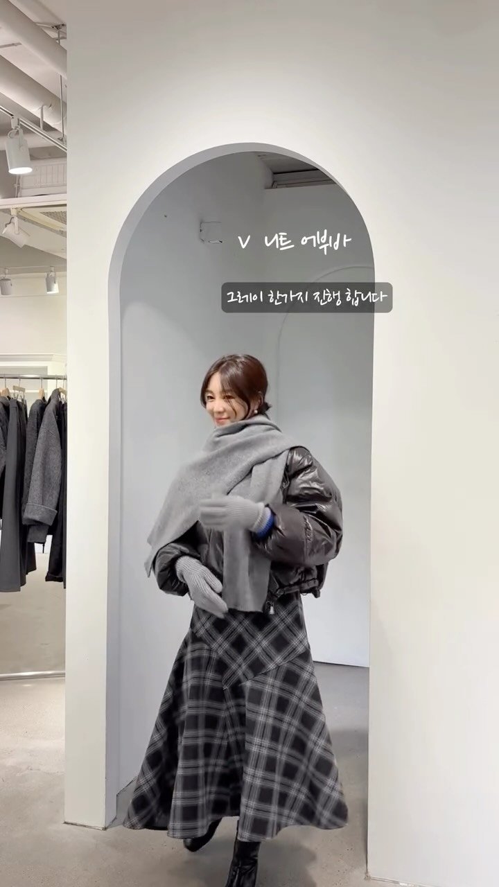 h____3003 게시물 이미지: 설레이는 12월 연말🎶

패딩도 여성스럽게 코디 가능하죠

* 먹색 글로시 숏패딩...