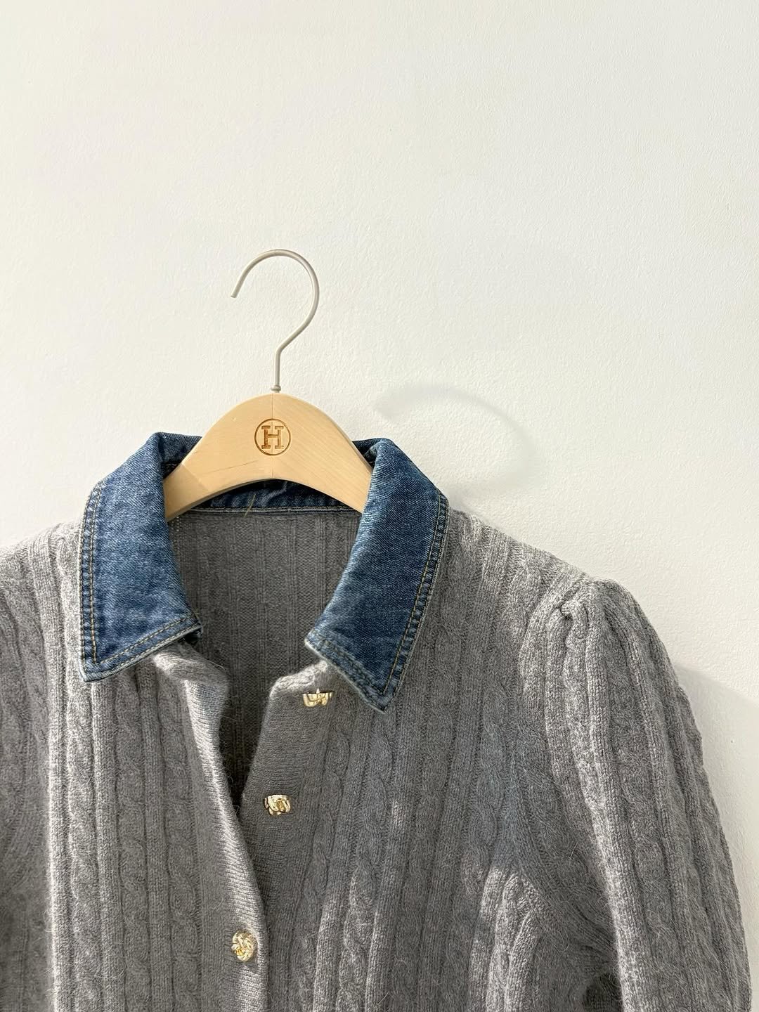 Photo by 에이치에뜨레 김해점 on September 27, 2025. May be an image of sweater, cardigan, outerwear, wool and text.