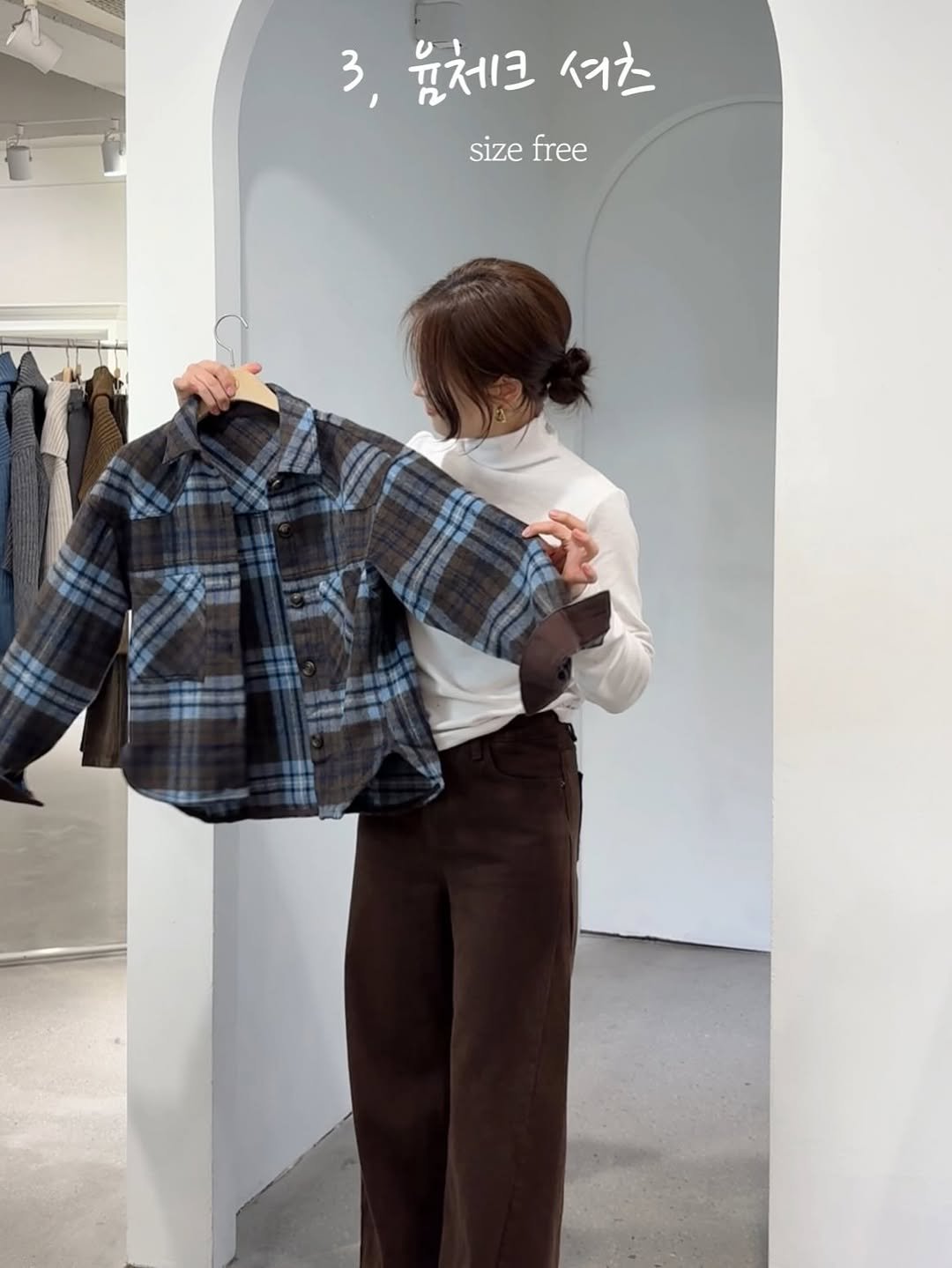 Photo by 에이치에뜨레 김해점 on November 11, 2025. May be an image of duffle coat, overcoat, mannequin, clothes hanger and text.