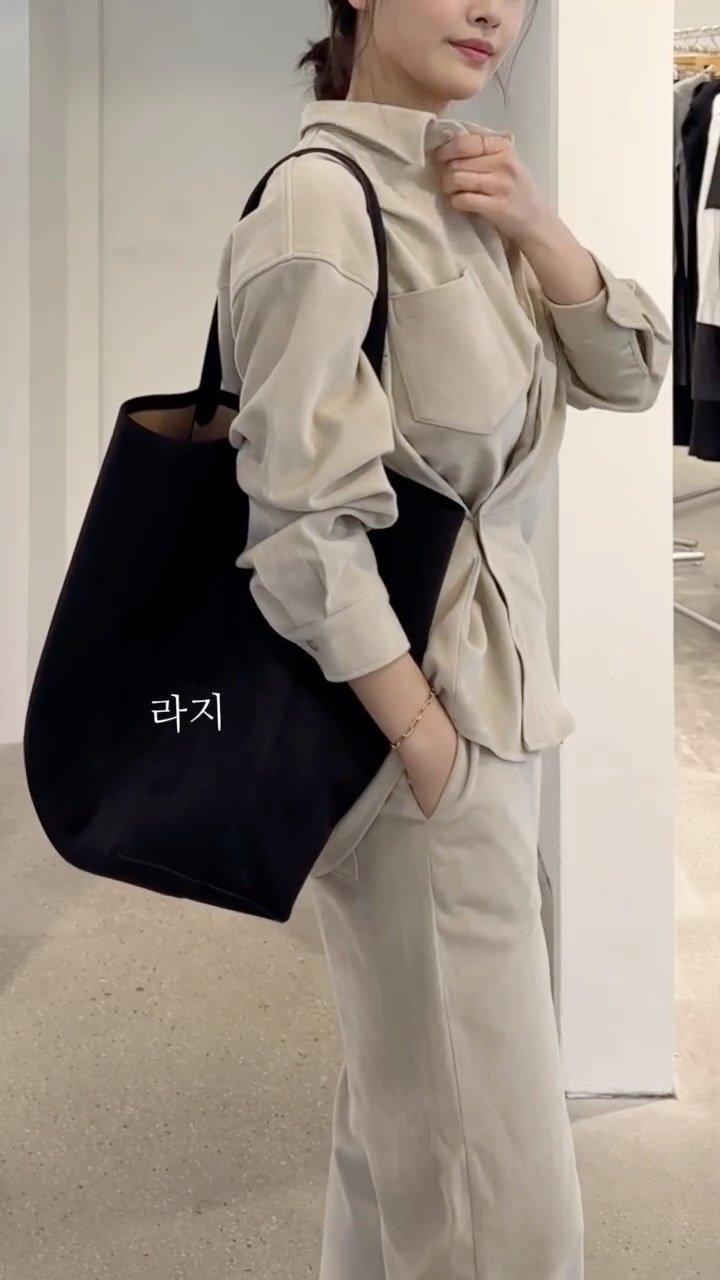h____3003 게시물 이미지: 스통백

소가죽 스웨이드 입니다
속 파우치가 세트 구성이구요

요즘 스웨이드 인기가...