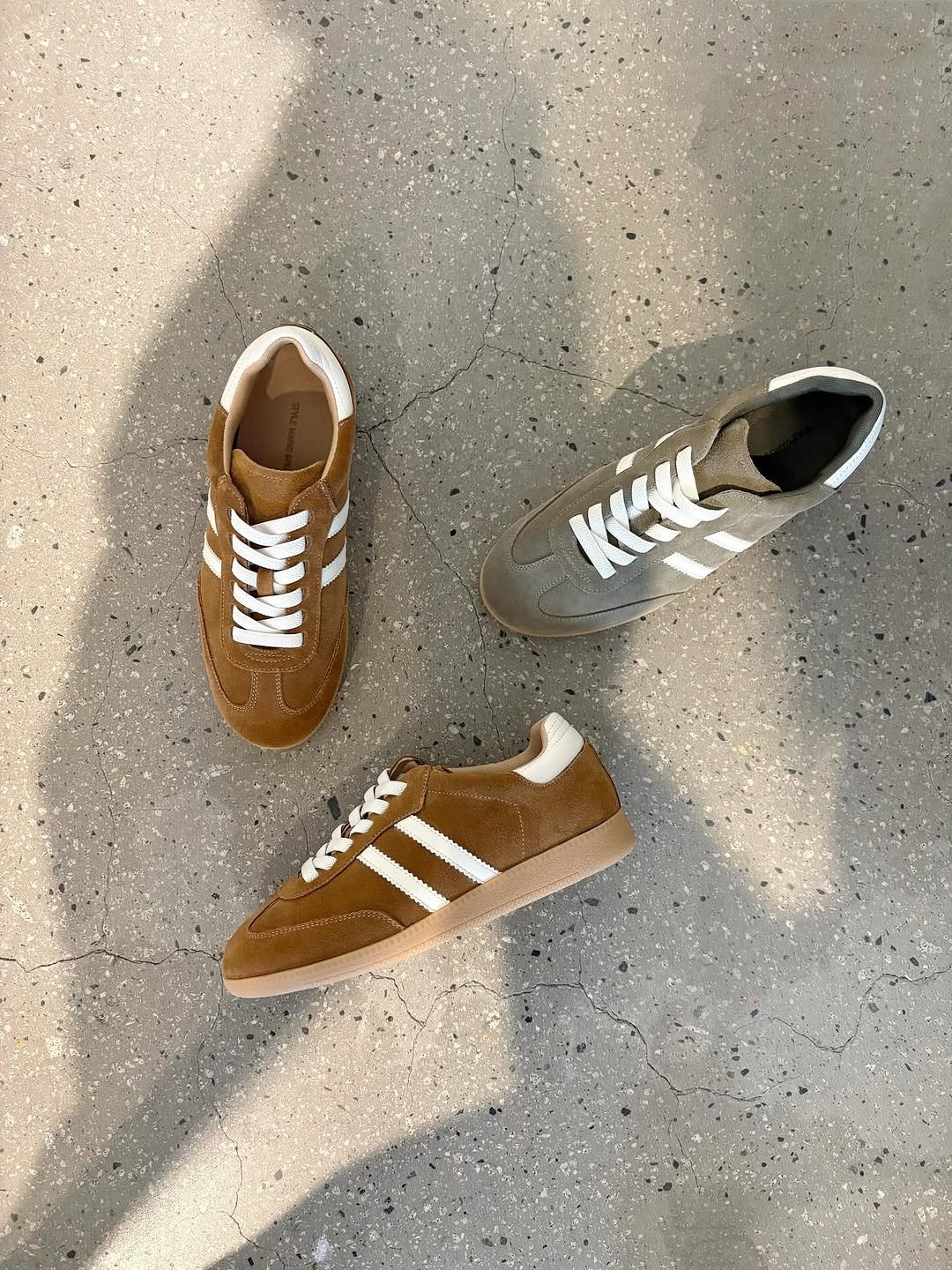 Photo by 에이치에뜨레 김해점 on September 25, 2025. May be an image of wingtip shoes, sneakers, toecap shoes and text.