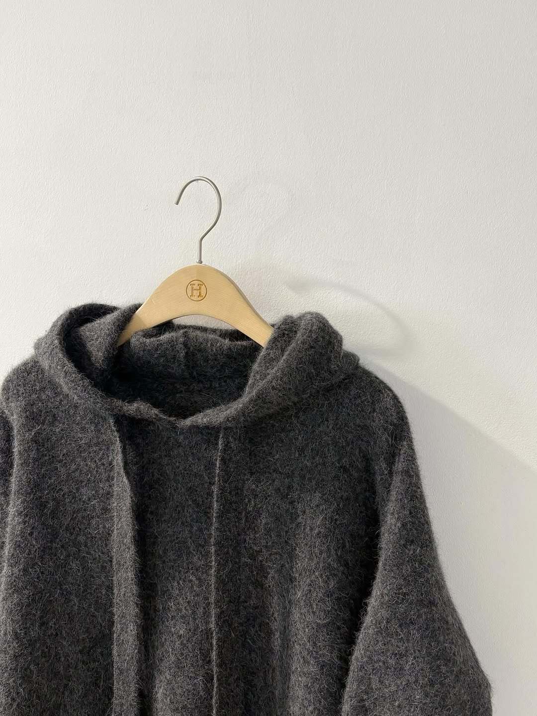Photo by 에이치에뜨레 김해점 on November 12, 2025. May be an image of duffle coat, turtleneck, cardigan, fur, sweater, fleece, wool, parka and text.