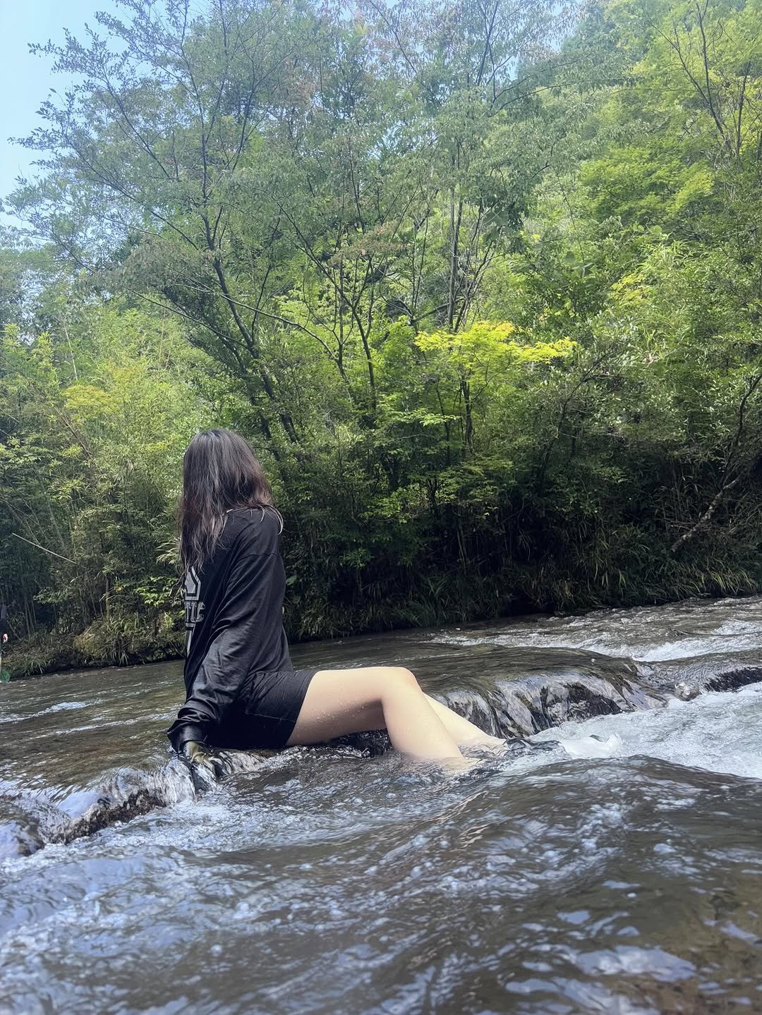 Photo by ヒ ビ キ on July 12, 2025. May be an image of 1 person, body of water and text.