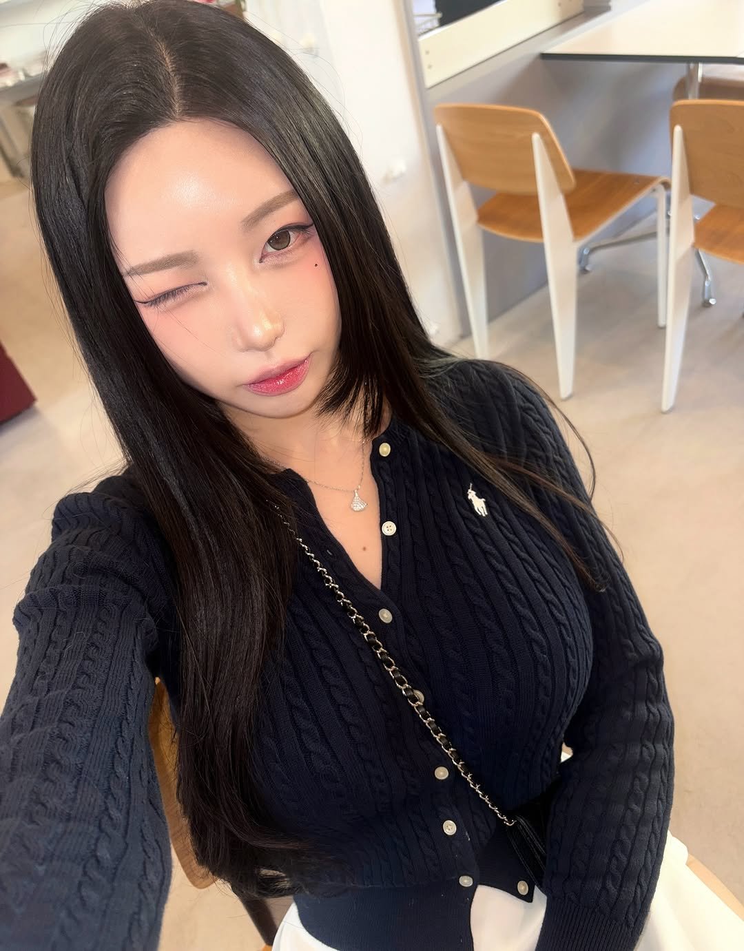 Photo by 동그란 Donggeuran ドングラン 圓圓 on November 10, 2025. May be a selfie of one or more people, hair, makeup, top, turtleneck and text.