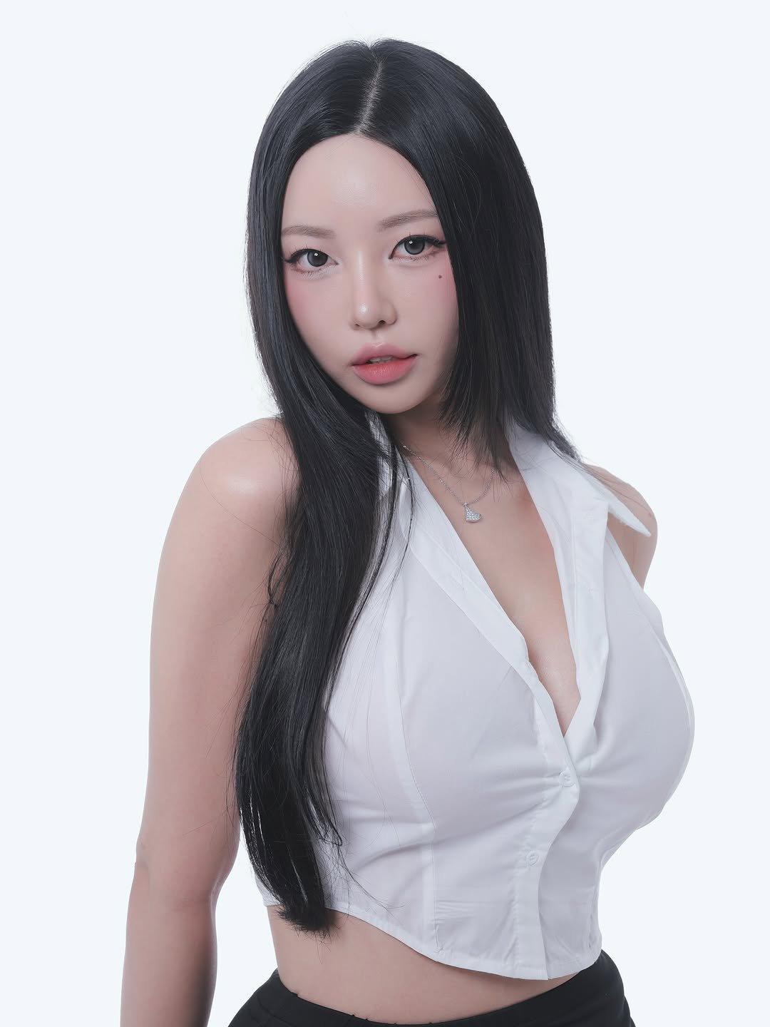 Photo by 동그란 Donggeuran ドングラン 圓圓 on August 09, 2025. May be an image of 1 person, hair and text.