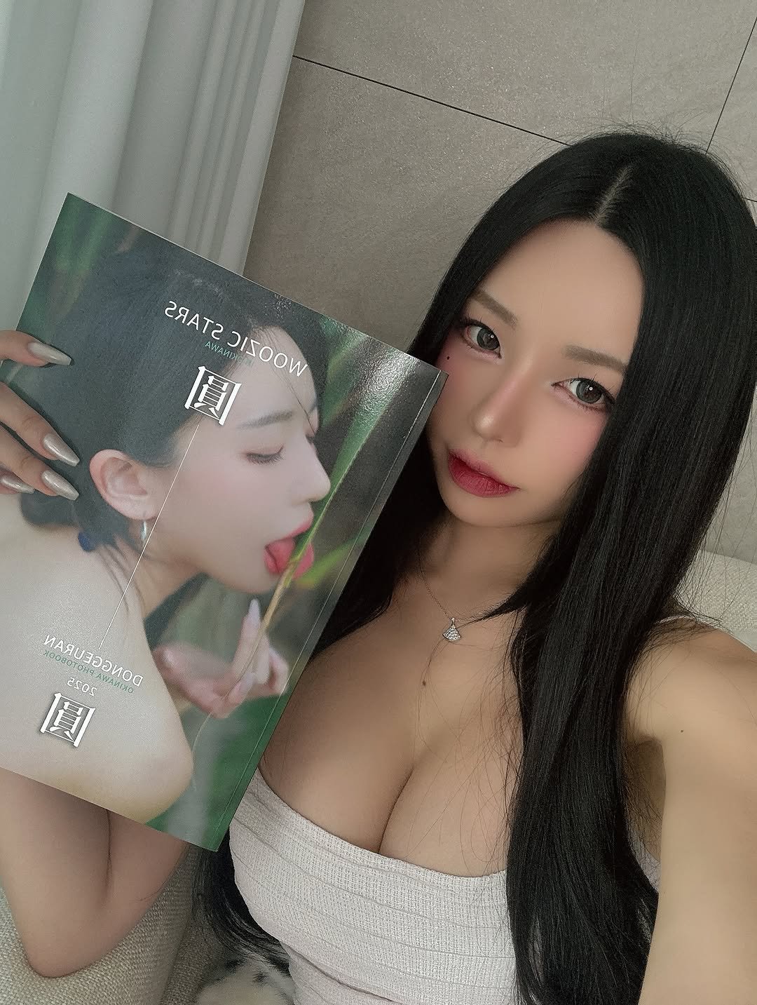 Photo by 동그란 Donggeuran ドングラン 圓圓 on June 27, 2025. May be an image of 1 person, hair, magazine and text.