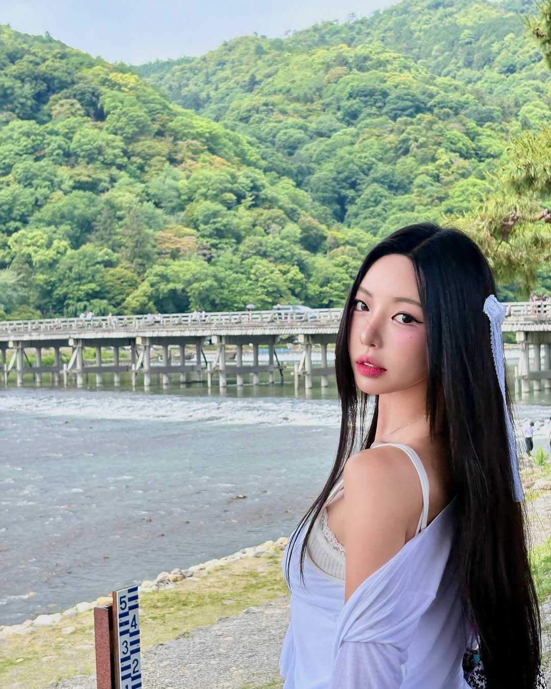 Photo by 동그란 Donggeuran ドングラン 圓圓 on June 11, 2025. May be an image of 1 person, hair, outdoors and text.