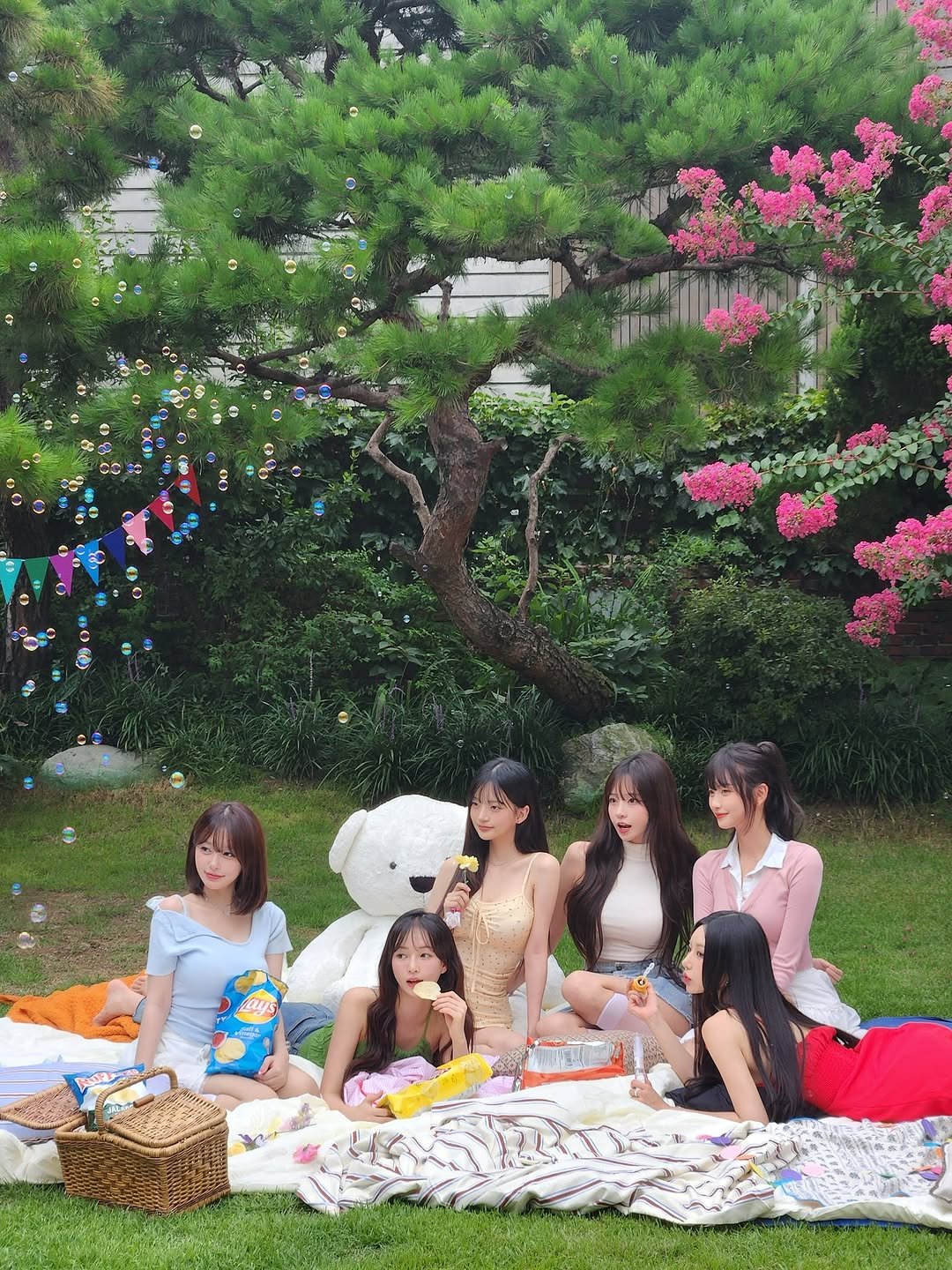 Photo shared by 동그란 Donggeuran ドングラン 圓圓 on November 17, 2025 tagging @hn950421g, @1995.mj, @bbang9.2, @u_jjung007, @yunamong_, @h___rvn, @milkfilm_official, and @beautygirls_story. May be an image of one or more people, picnic and text.