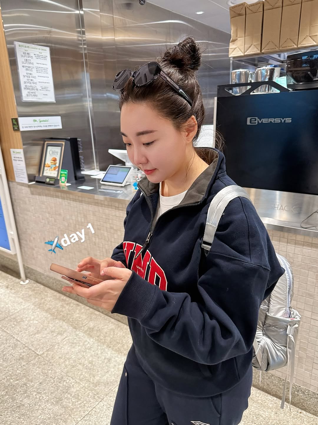 Photo by 김 현 지 on November 10, 2025. May be an image of one or more people, hair, phone, sweatshirt, sweatpants, cornflower and text.