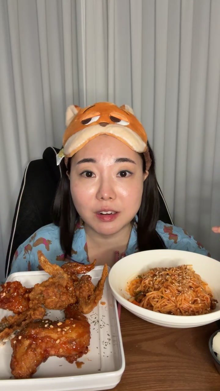 h_yun_ji_ 게시물 이미지: 치킨골뱅이먹다가 고급향수 추천
영상에서 닭냄새와 향수냄새가 같이 나는
기이한...