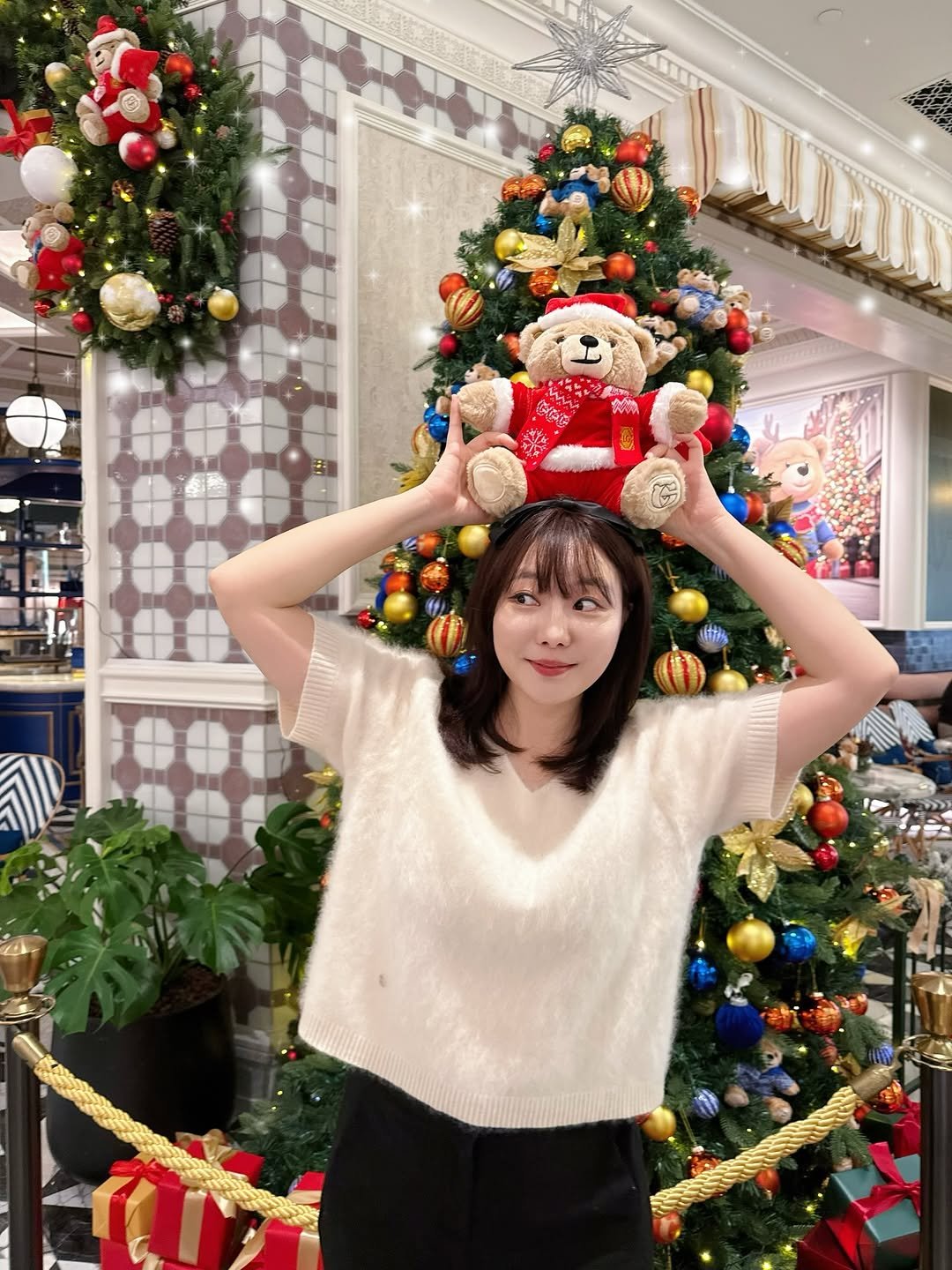 Photo by 김현지 | 현주디🐰 on December 24, 2025. May be an image of one or more people, hair, gingerbread cookie, hat, christmas tree, tinsel and text.